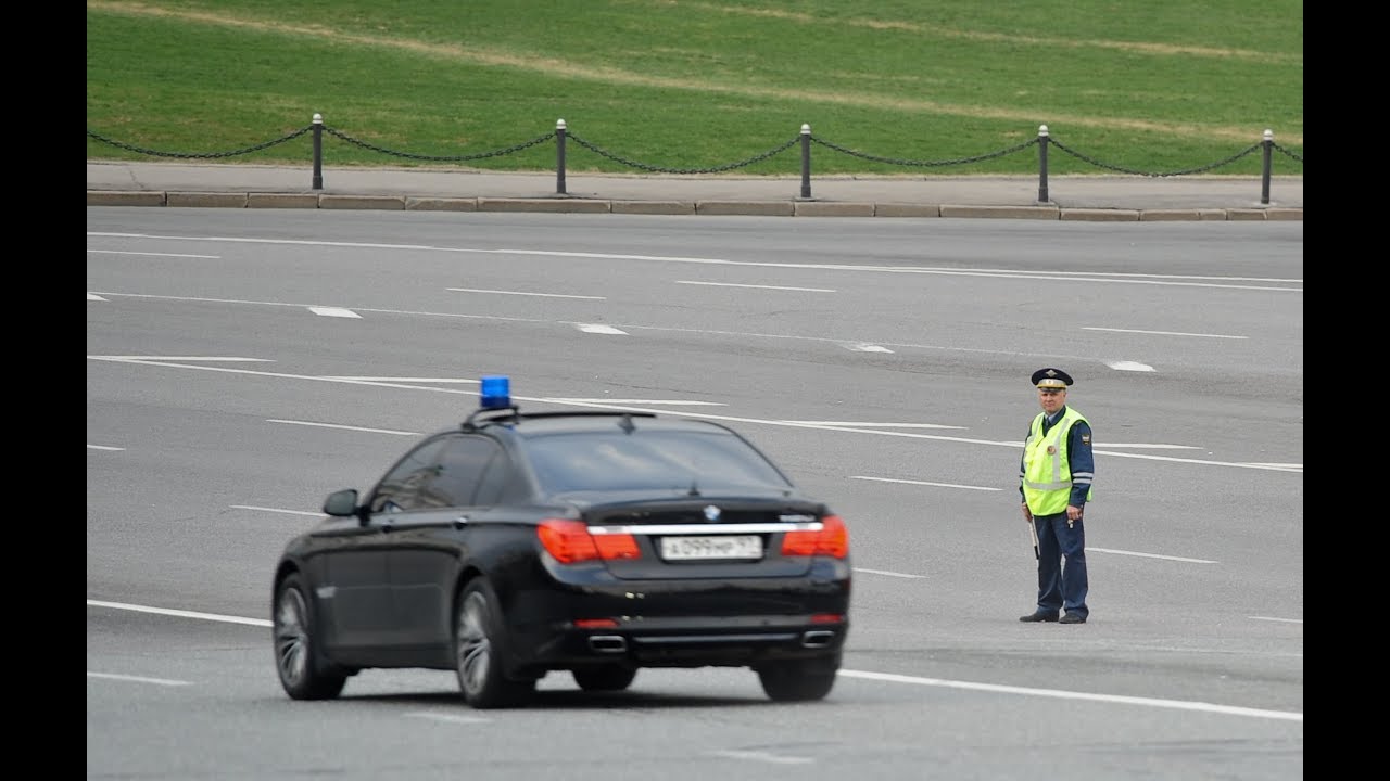 Дорога автомобиль с мигалками