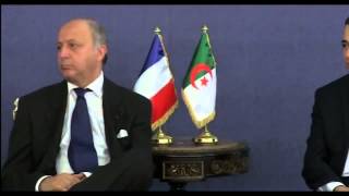 Laurent Fabius fait dodo pendant une réunion officielle en Algérie