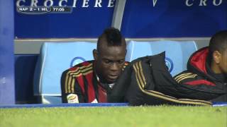 Balotelli in tranen op de bank