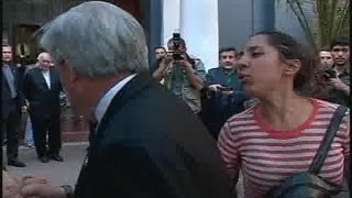 Mujer escupe al Presidente Piñera al ingreso del funeral de Alfonso Baeza