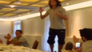 Edinson Cavani cantando en el almuerzo del PSG