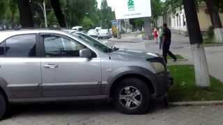 Mașini parcate în stație, poliția trece pe alături galeș