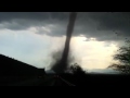 Tornado passejant-se per una carretera 2012