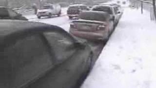 凍った道路で車が次々とおかまをほる事故。選曲良すぎて癒される。