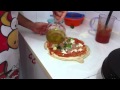 La vera pizza napoletana fatta in casa - videoricetta e trucchi. How to make home made pizza!