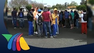 Momento en el que atropellan a normalistas en Morelia