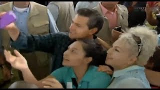 Peña Nieto intenta hacerse un ''selfie'' y deja caer el teléfono. | 22/05/2014