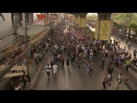 Anti-government rallies in Thailand have resulted in attacks on people and vehicles, following a...

euronews, the most watched news channel in Europe
     Subscribe for your daily dose of international news, curated and explained:http://eurone.ws/10ZCK4a
     Euronews is available in 13 other languages: http://eurone.ws/17moBCU

http://www.euronews.com/2013/11/30/protesters-up-the-ante-in-thailand-anti-government-rallies
Anti-government rallies in Thailand have resulted in attacks on people and vehicles, following a week of tense street protests against Prime Minister Yingluck Shinawatra.

A crowd of around 2,000 people gathered outside state-owned energy companies, briefly shutting down the power at one of them.

In addition to the reported assaults on vehicles, which included an attack on a packed bus, protesters also briefly occupied government offices in the Thai capital. 

Despite mounting tensions, Shinawatra is hesitant to use the full force of the army to control the crowds. 

Speaking at a press conference, she said: \