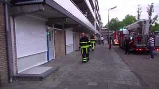 Brandweer 6735 6751 + politie Brand in kelder van flatgebouw aan Reinevaarstraat Tilburg