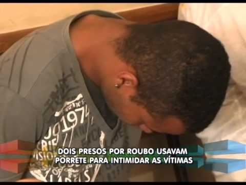 Dois presos suspeitos de roubo usavam porrete para intimidar as vítimas