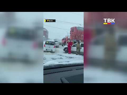 Легковушка и локомотив не поделили ж/д переезд в Бердске