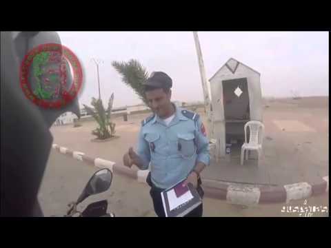 فضيحة.. بوليسي مغربي يتسول سائحا اجنبيا
