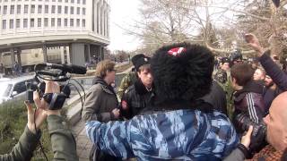 Фемен у Сімферополі жінки і чоловіки били ногами 06.03.2014