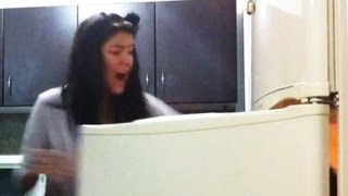 Broma del muchacho en el refrigerador - Bromas pesadas a mujeres