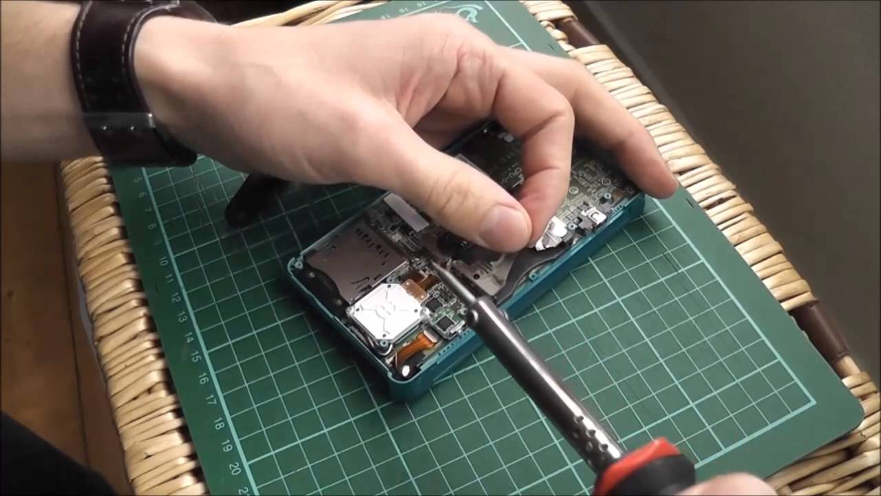 Fixing Consoles - Replacing A Faulty Nintendo 3DS Cartridge Slot - How