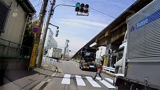 赤信号の横断歩道を渡り車の影から飛び出す女の瞬間映像