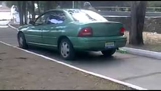 CARRO CIRCULANDO DENTRO DEL PARQUE MORELOS EN GUADALAJARA.