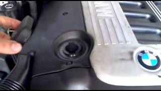 Двигатель BMW M57D30. Откручивают крышку заливной горловины