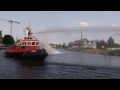 Śliczna tęczowa kurtyna wodna -statek strażak.Fire Boat.FEUERLÖSCHBOOT.