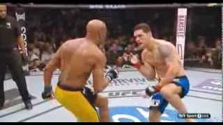 Anderson Silva sofre lesão bizarra durante revanche contra Chris Weidman - 28.Dez.13