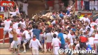 Séptimo encierro San FermÍn 2013 - MONTÓN EN EL CALLEJÓN / DANGEROUS RUNNING OF THE BULLS