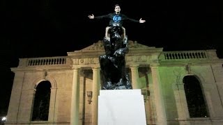 STATUE CLIMBING IN PHILLY