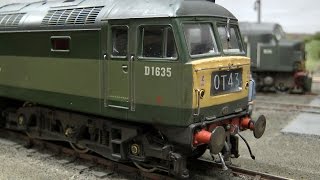 Herrliche Modellbahn mit rostigen Diesel-Lokomotiven in Spur 0