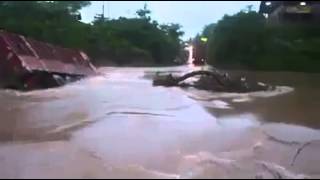 Caminhão foi atravessar rio  e afunda