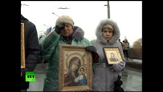 Молитва вместо оружия: жители Славянска вышли на баррикады с иконами в руках