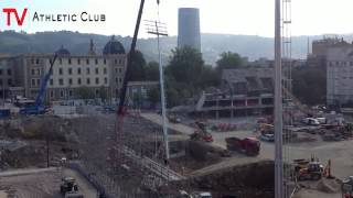 Instalación de las torres de iluminación en la parte sur del campo