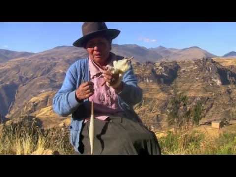 Spinning yarn in the Andes (Tapalla, Perú)