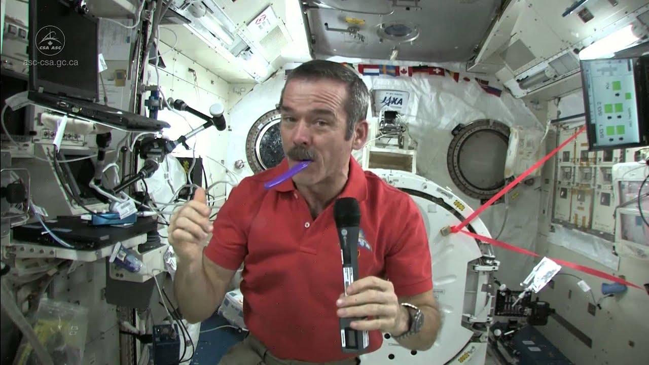 space teeth chris hadfield brush astronaut station dans astronauts international dents iss les se espace
