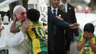 Niño hace llorar al Papa Francisco con abrazo en Río de Janeiro