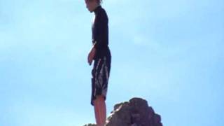 Salto de acantilado de niño de12 años 