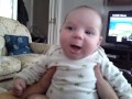2 månaders bebis skrattar, och pratar med mamma