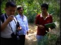 Un grupo de personas sentados escuchandole hablar a un señor.