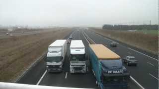 Chauffeur débile sur l'autoroute ! Camion voie de gauche