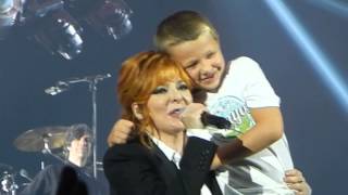 Enfant monté sur scène avec Mylène Farmer le 11 septembre 2013 à Paris-Bercy