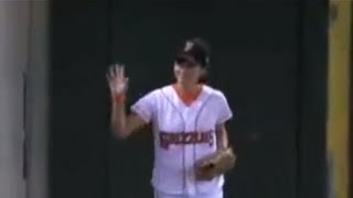 Chica deja atónitos a todo un estadio de beisbol