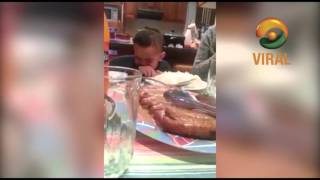 Niño come mientras su familia reza...