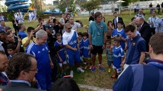 רה"מ נתניהו ורעייתו במשחק כדורגל משותף לילדים חולי סרטן וקבוצת הכדורגל ברצלונה