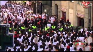 #SF2013: Brutal carga policial contra la ikurriña en sanfermines 2013