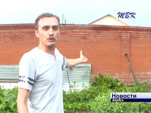 Дома и огороды жителей Бердска по ул. Трудовая затапливает ливневыми водами
