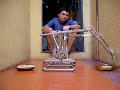 braço mecânico hidráulico (escavadeira) brinquedo feito com seringas e tubos de PVC
