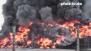 Vollbrand eines Altreifenlagers in Lingenfeld - Brand Altreifenlager