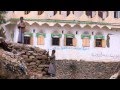 Des enfants devant un bâtiment en ruines