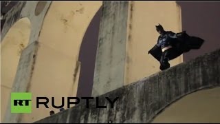 Бэтмен и Человек-паук протестуют в Бразилии