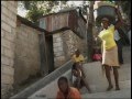 Des jeunes marchent dans une rue