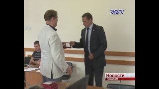 Народным избранникам Искитима вручили юбилейные медали «80 лет Новосибирской области»