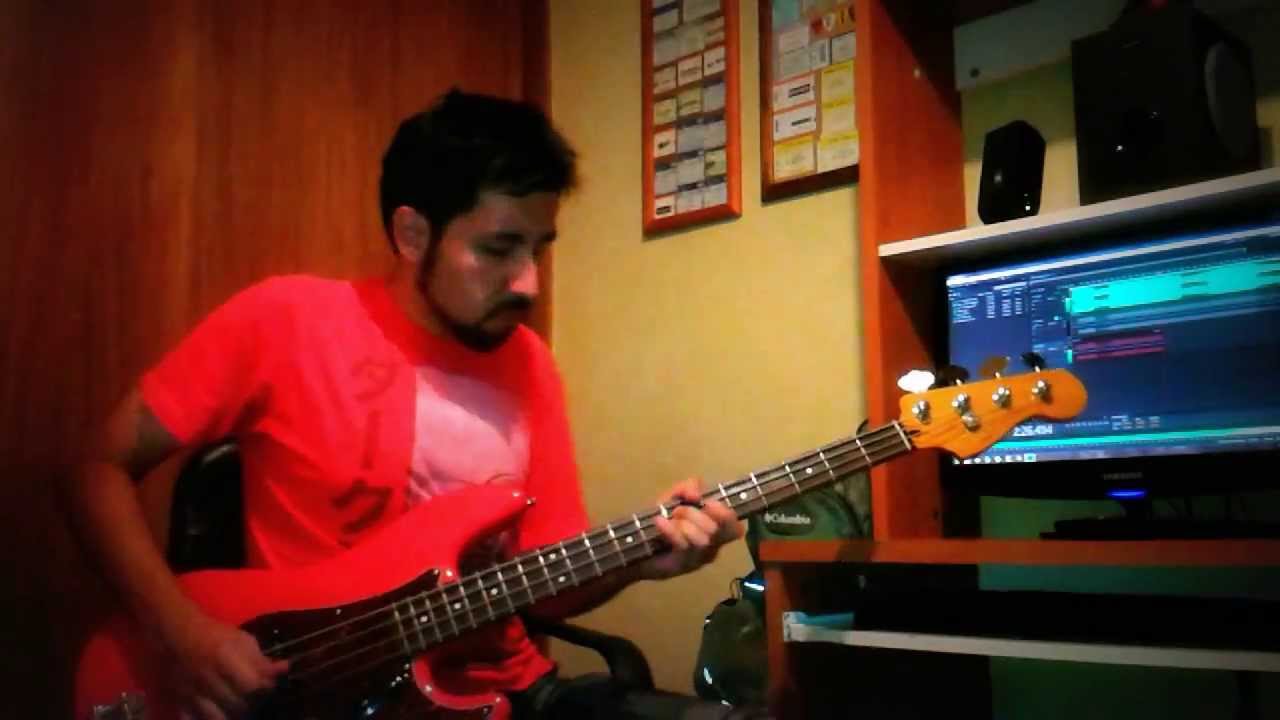 Arctic Monkeys -" A Certain Romance" Bass cover - YouTube